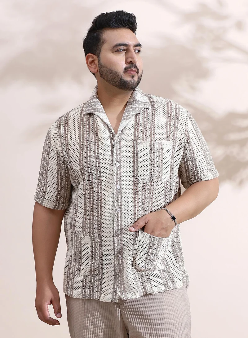 انستافاب بلس قميص رجالي مفتوح محبوك مخطط باللونين الأبيض العاجي والبني بياقة ممتدة وأكمام قصيرة وفتحة أزرار، مقاس كبير، مريح للارتداء اليومي الكاجوال