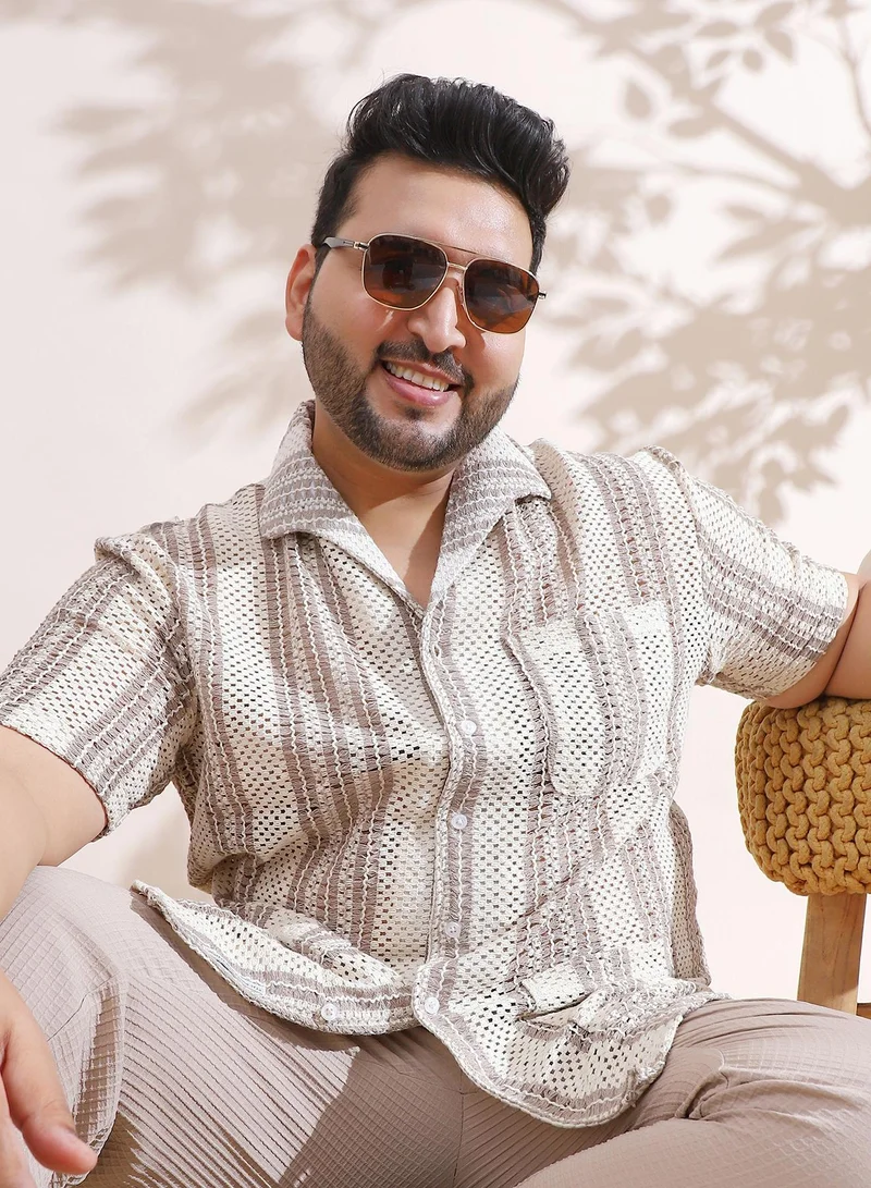 انستافاب بلس قميص رجالي مفتوح محبوك مخطط باللونين الأبيض العاجي والبني بياقة ممتدة وأكمام قصيرة وفتحة أزرار، مقاس كبير، مريح للارتداء اليومي الكاجوال