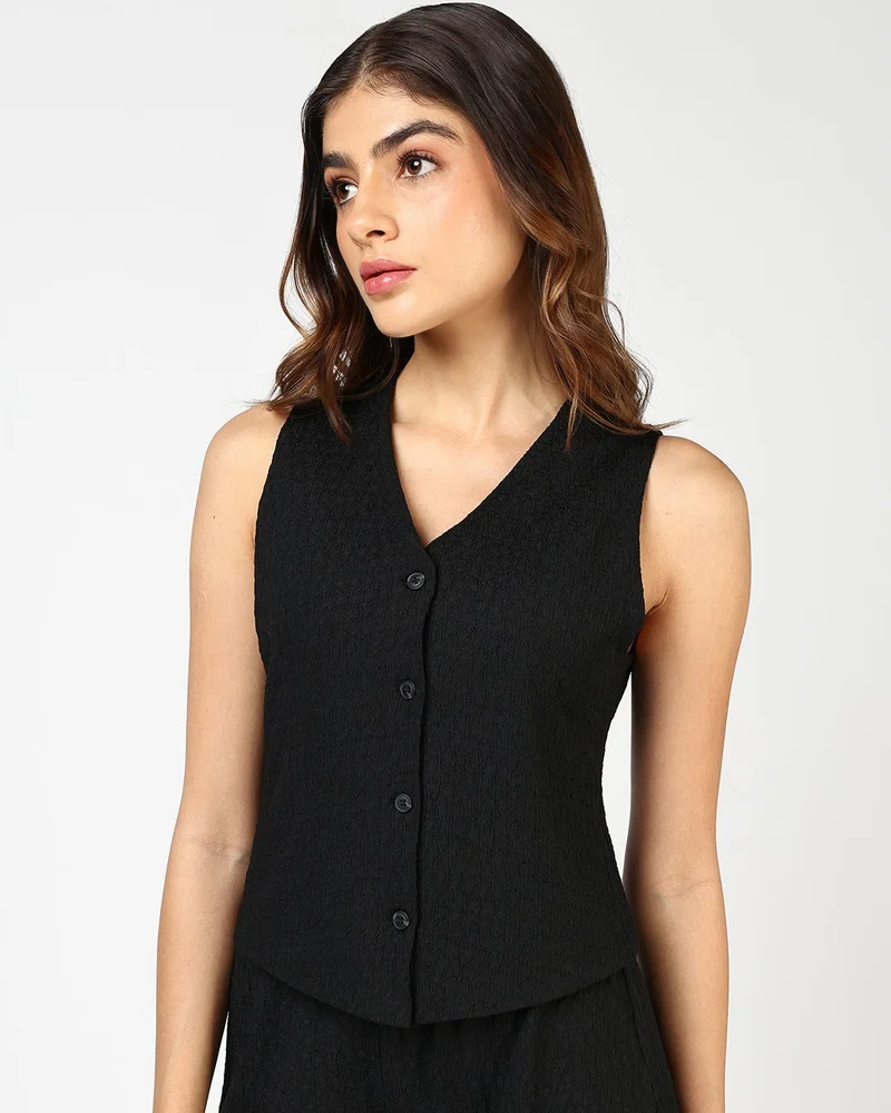 بيواكوف بلوزة قصيرة سوداء بنقوش نسائية