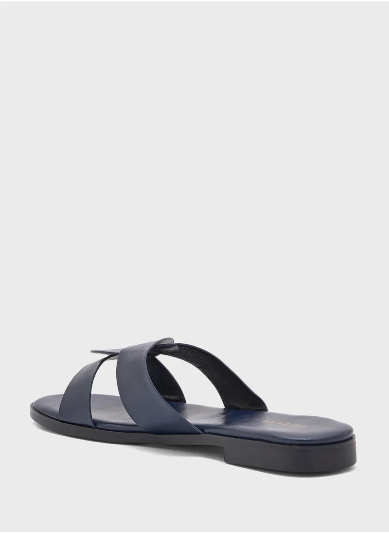 خزانة Interwoven Strap Flat Sandal