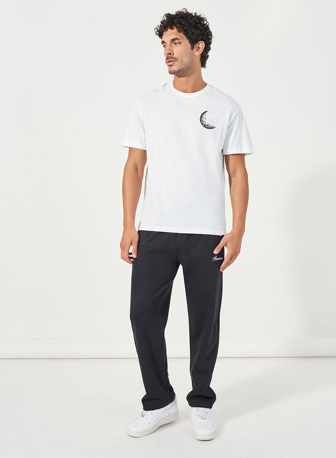 ستايلي جوغر بحواف مفتوحة وكتابة مُطرّزة - Image 3