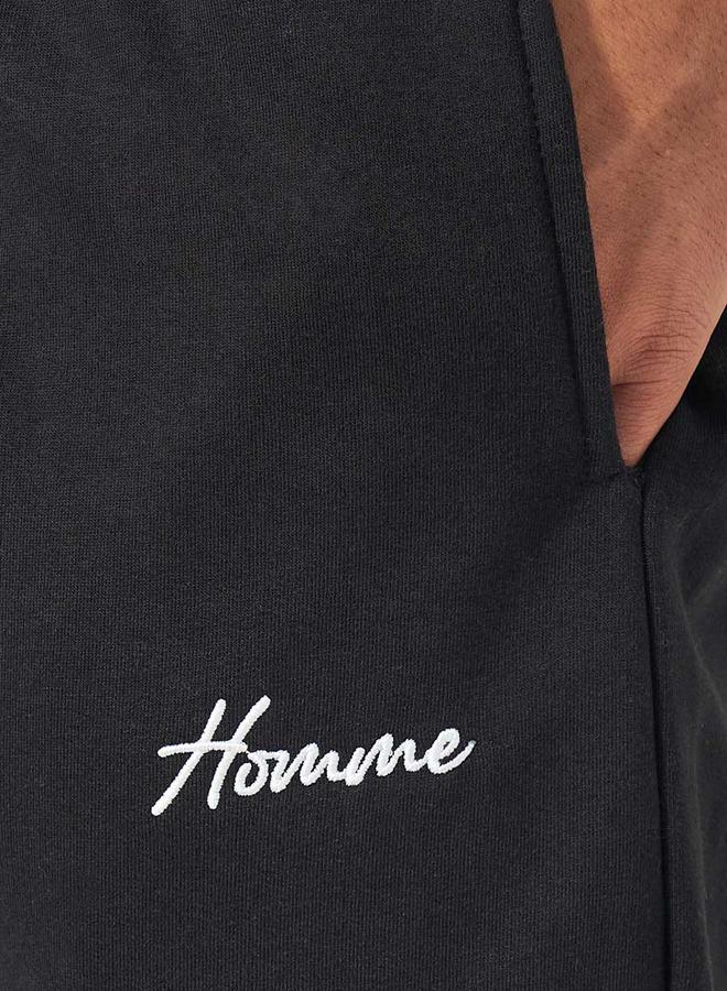 ستايلي جوغر بحواف مفتوحة وكتابة مُطرّزة - Image 4