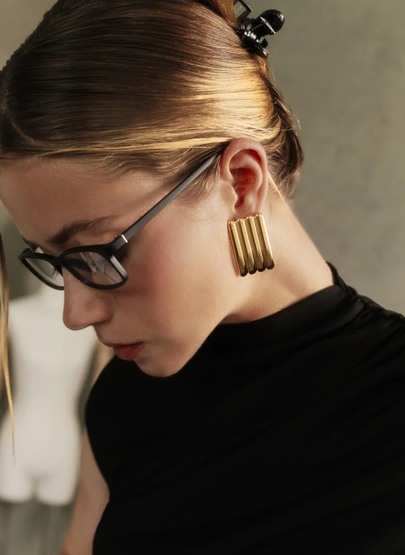 Curved stud earrings in textured metal