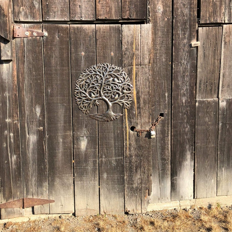 It's Cactus ديكور حائط شجرة الحياة الكاكتوس الهايتية، فن عالمي مصنوع في هايتي، حرفة معدنية من براميل الزيت مع طيور، ديكور للمطبخ أو في أي مكان في المنزل، 23 بوصة × 23 بوصة (شجرة همس) - Image 5