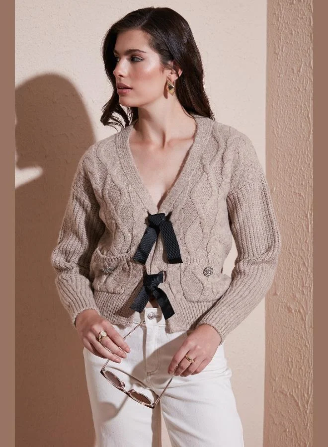 ليلا كارديجان نسائي محبوك بنقوش تفاصيل فيونكة وياقة على شكل حرف  بقصة عادية من ليلا بريميوم