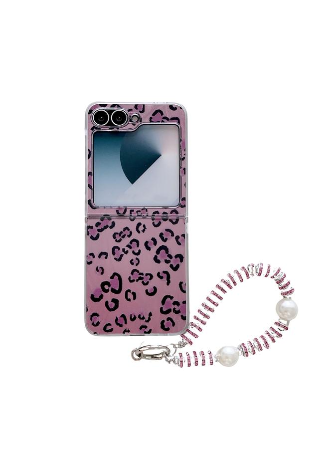 اس-توب جراب لهاتف Samsung Galaxy Z Flip5 5G بنمط ريشة الفهد جراب هاتف مدمج مع سوار - Image 1