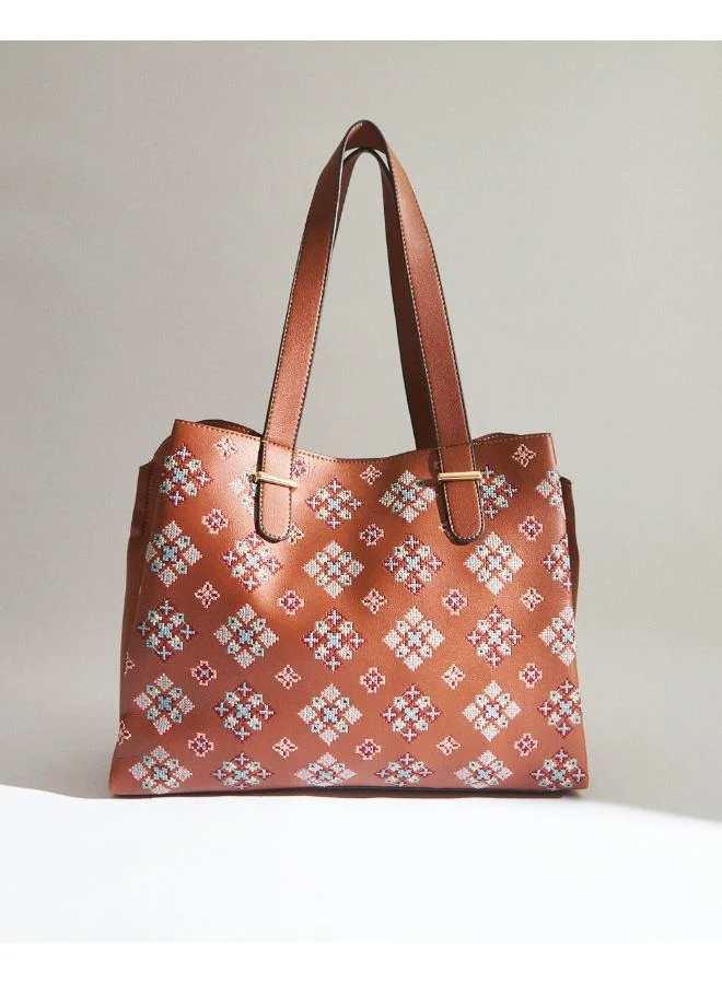 تشومباك حقيبة يد توت مطرزة كلاسيكية - بيج