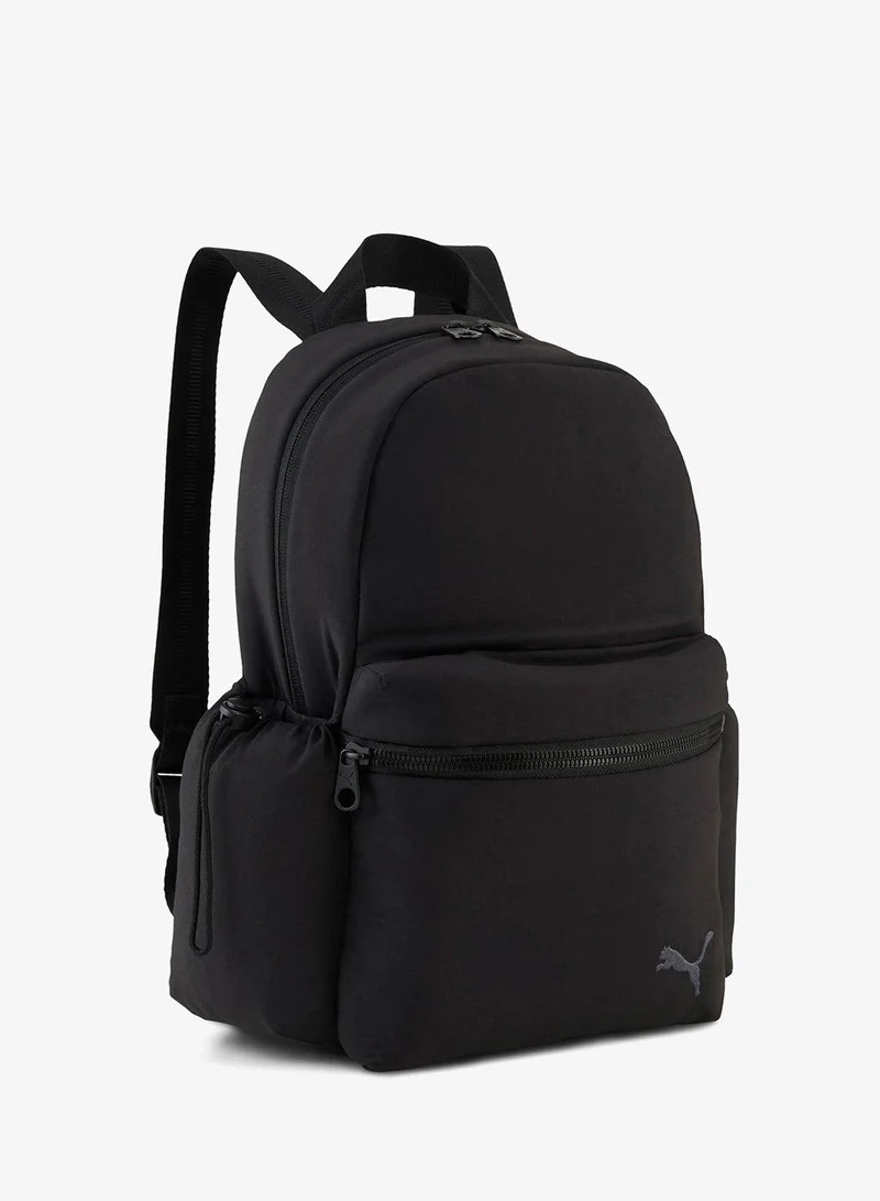 بوما حقيبة ظهر صغيرة لها