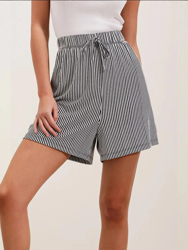 بيغ دارت شورت فيسكوز مخطط بقصة مريحة ورباط