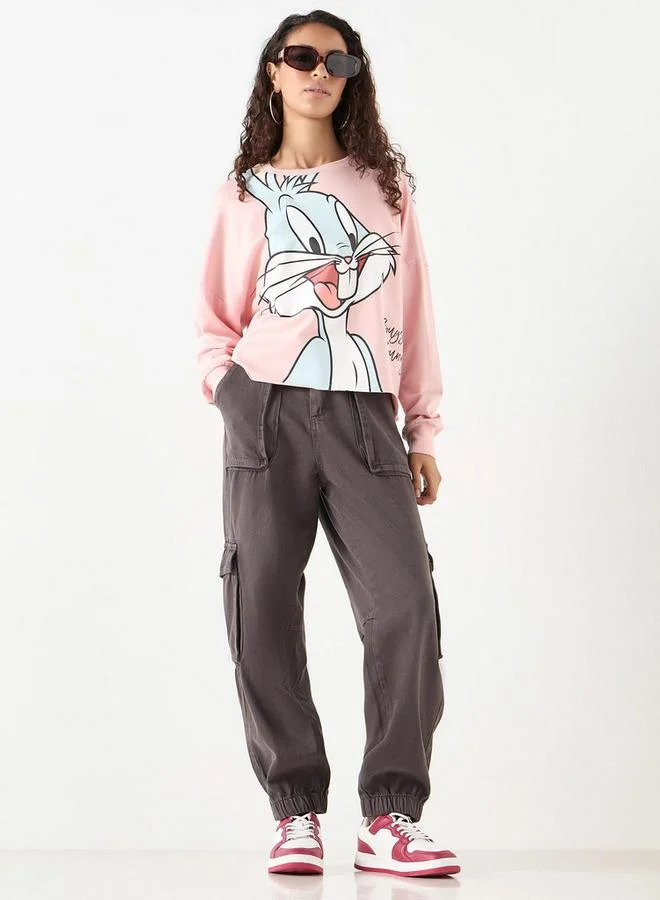 اس بي كاركترز سويت شيرت بأكمام طويلة وياقة ضيّقة وطبعات باجز باني