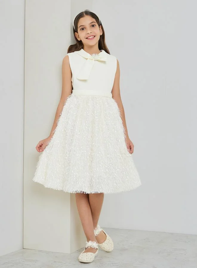 ستايلي فستان بتفاصيل بارزة الملمس وشراشيب