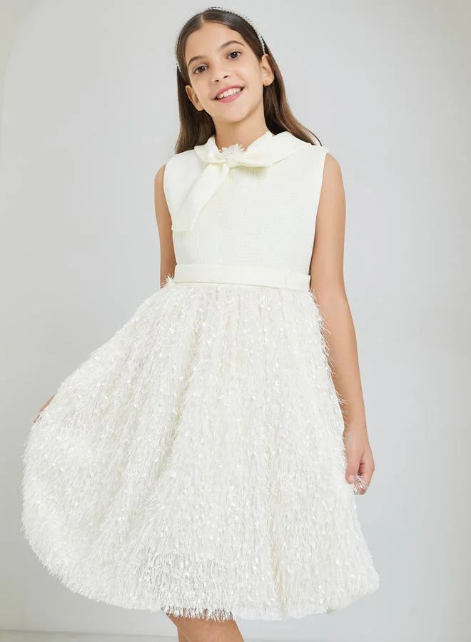 ستايلي فستان بتفاصيل بارزة الملمس وشراشيب