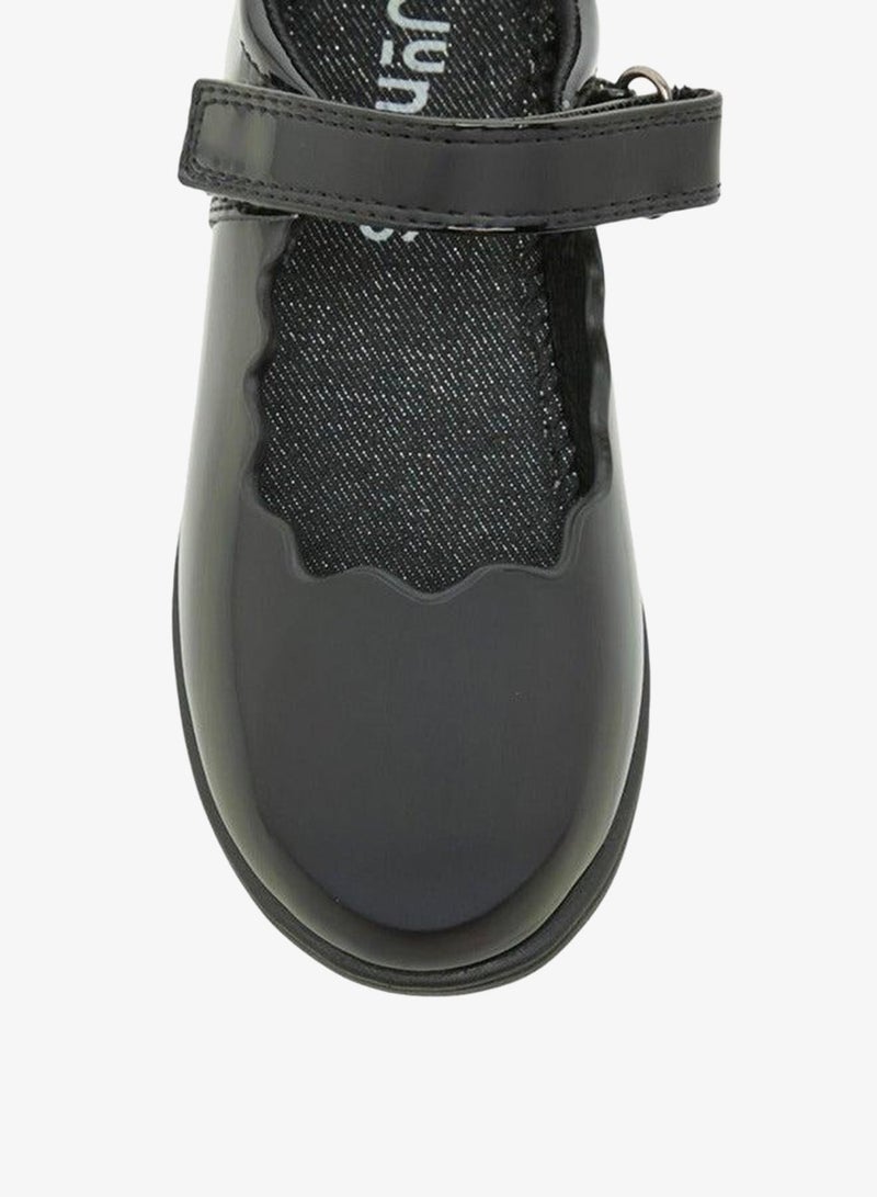 JUNIORS Scallop Detail School Shoes With Hook And Loop Closure - Image 4