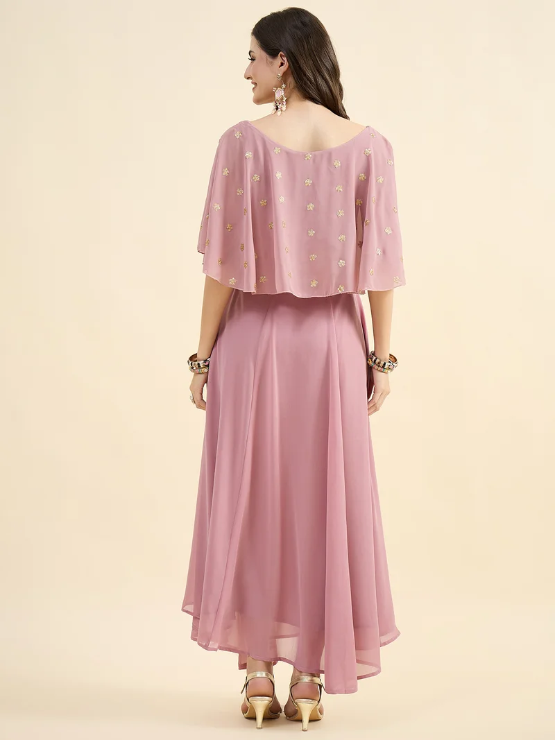 بانيت فستان ماكسي بتطريز فاخر عند الياقة (Yoke) بلون الـ "روز جولد"