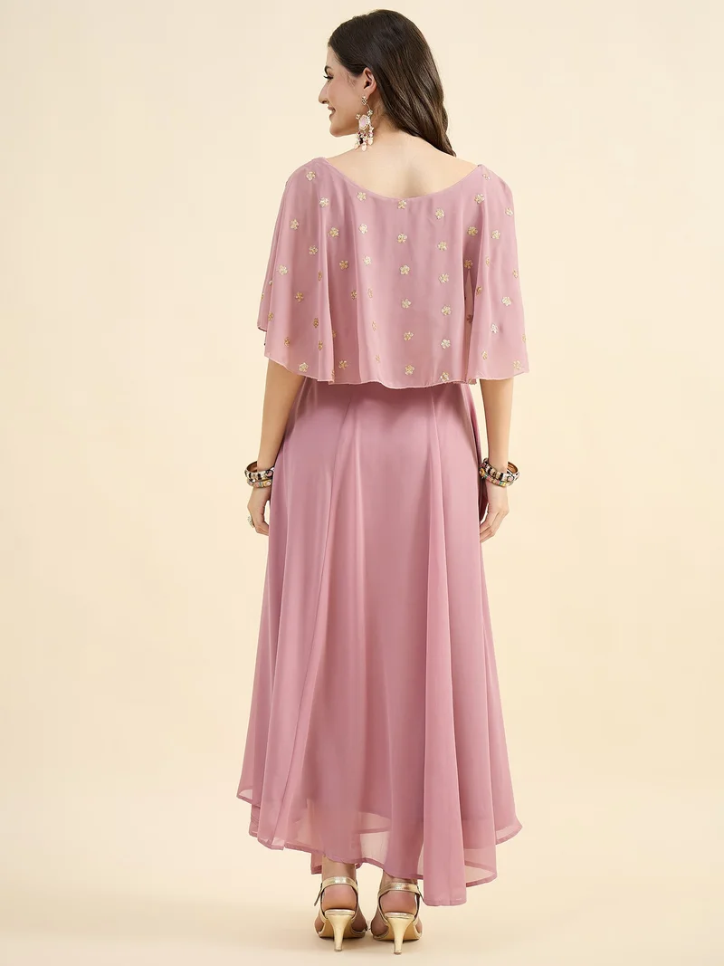 بانيت فستان ماكسي بتطريز فاخر عند الياقة (Yoke) بلون الـ "روز جولد"