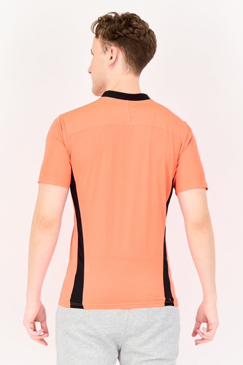 PUMA تي شيرت تدريب للرجال بقصة ضيقة بشعار العلامة التجارية، كورال - Image 4