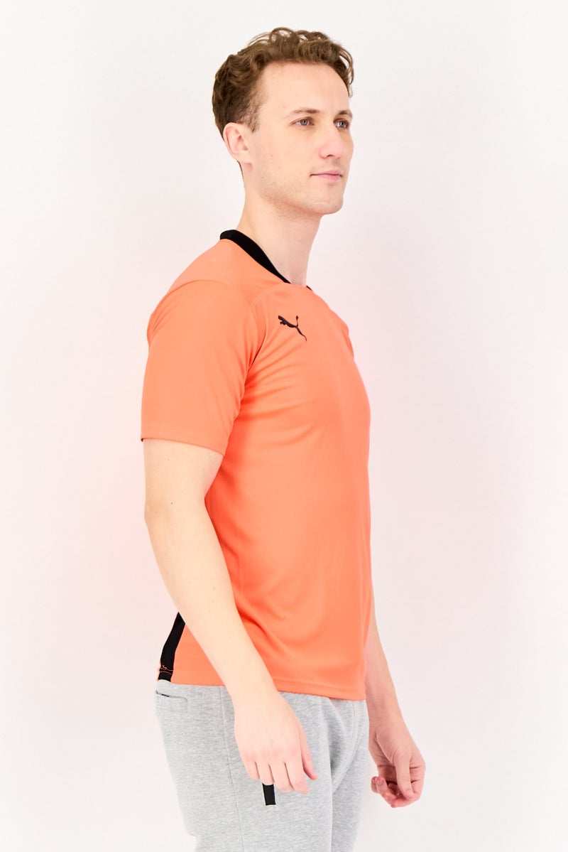 PUMA تي شيرت تدريب للرجال بقصة ضيقة بشعار العلامة التجارية، كورال - Image 2