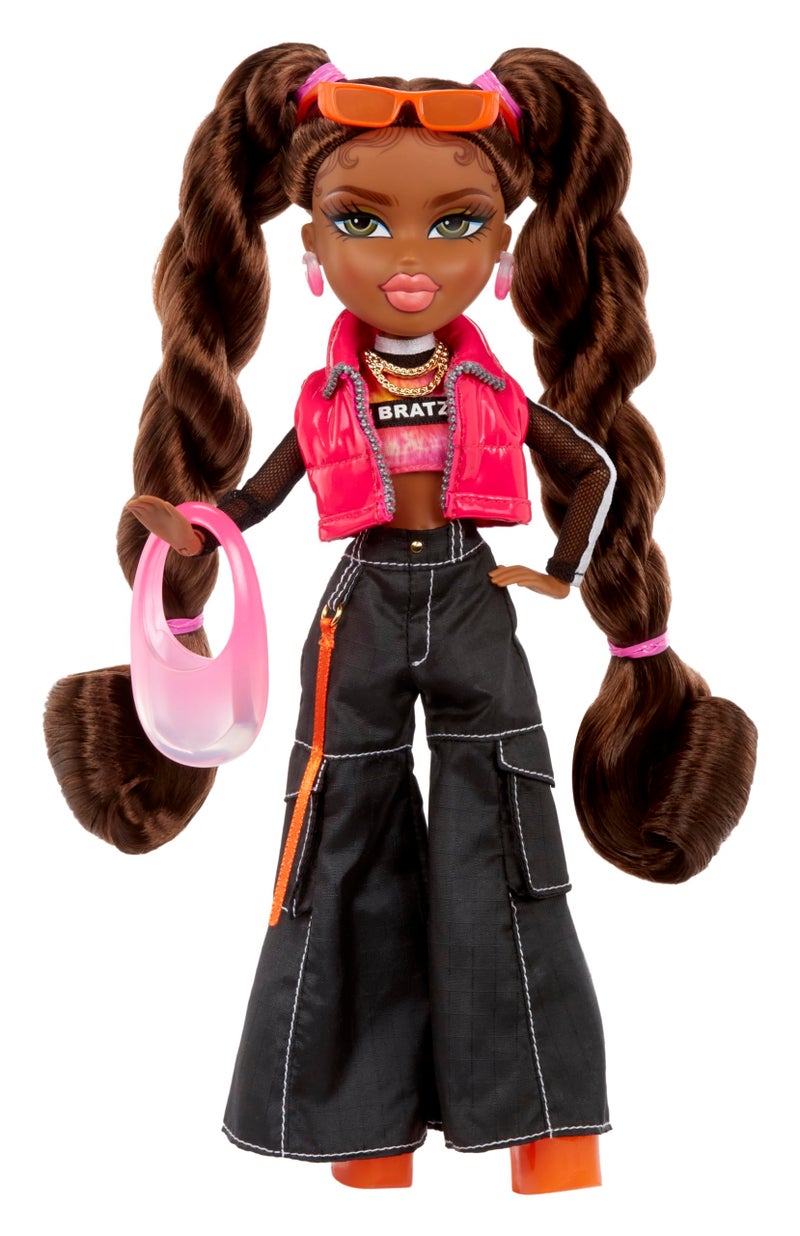 BRATZ دمية براتز ساشا للأزياء مع 10 ملحقات وملصق - Image 3