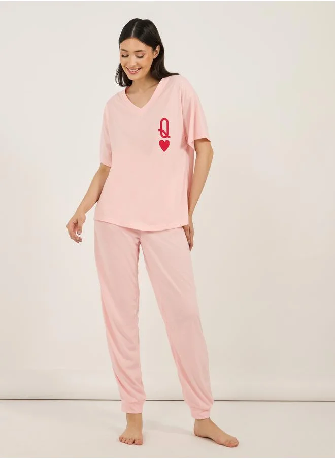 ستايلي Queen Of Hearts Dropped Shoulder V Neck T-Shirt & Cuffed Pyjama Set