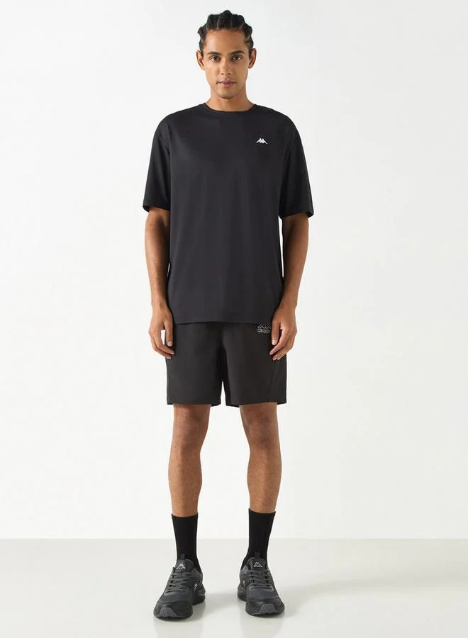 كابا شورت بخصر مطاطي وجيوب وطبعات شعار من كابا