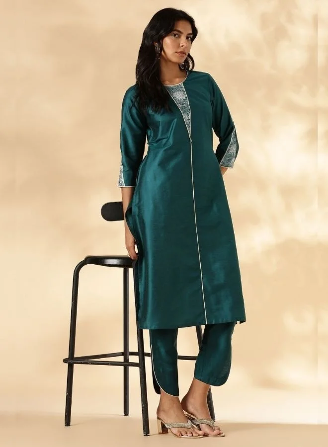 أبهشتي Round neck Kurta Pant set with Brocade Patch Detail