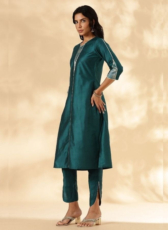 Abhishti Round neck Kurta Pant set with Brocade Patch Detail - Image 3