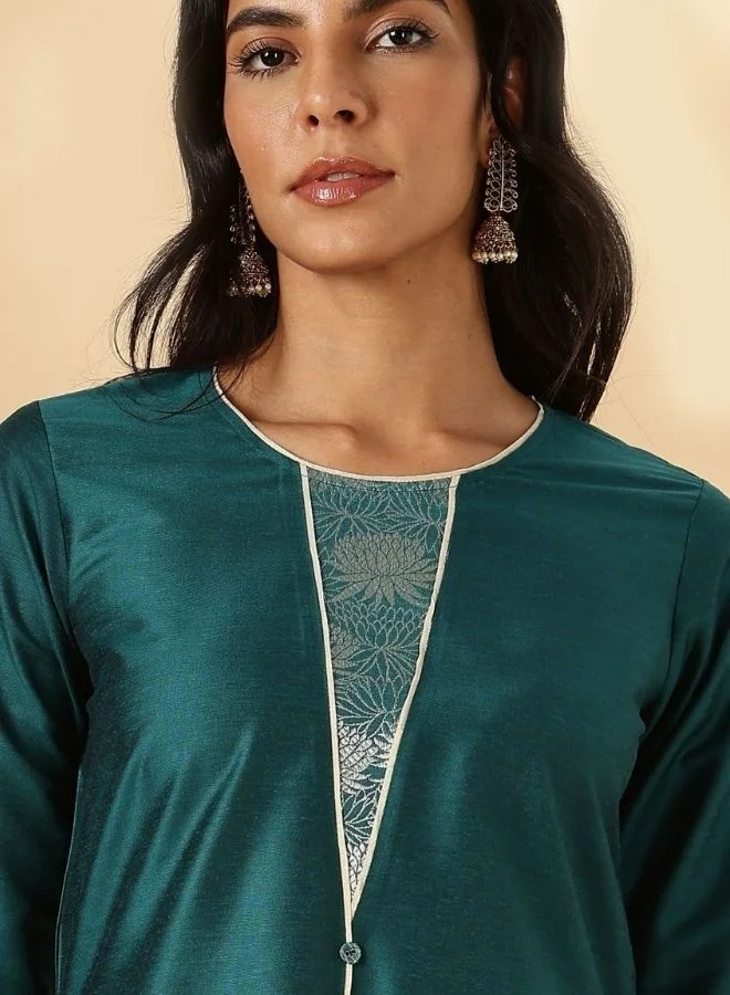 أبهشتي Round neck Kurta Pant set with Brocade Patch Detail