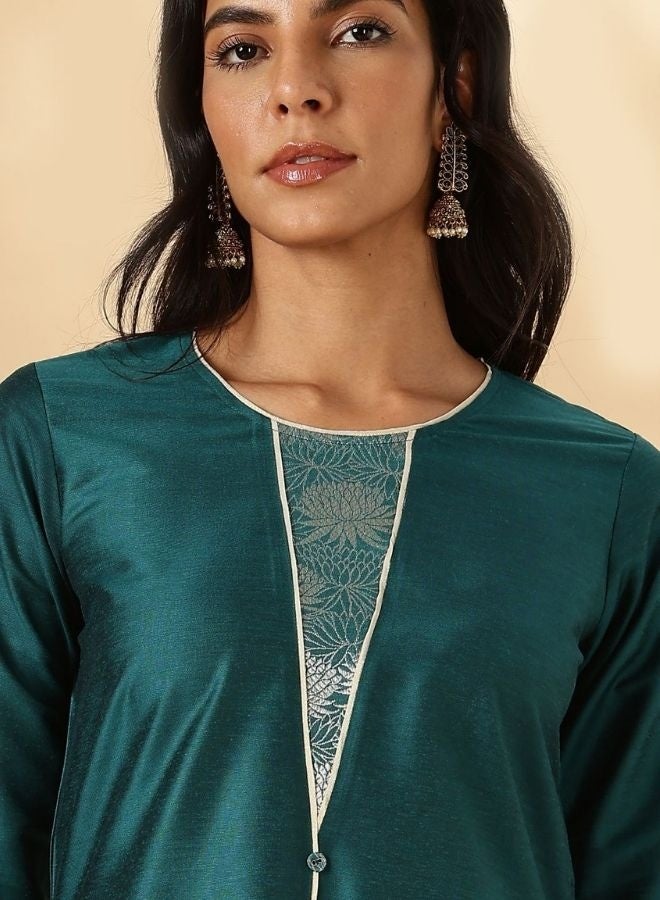 Abhishti Round neck Kurta Pant set with Brocade Patch Detail - Image 2