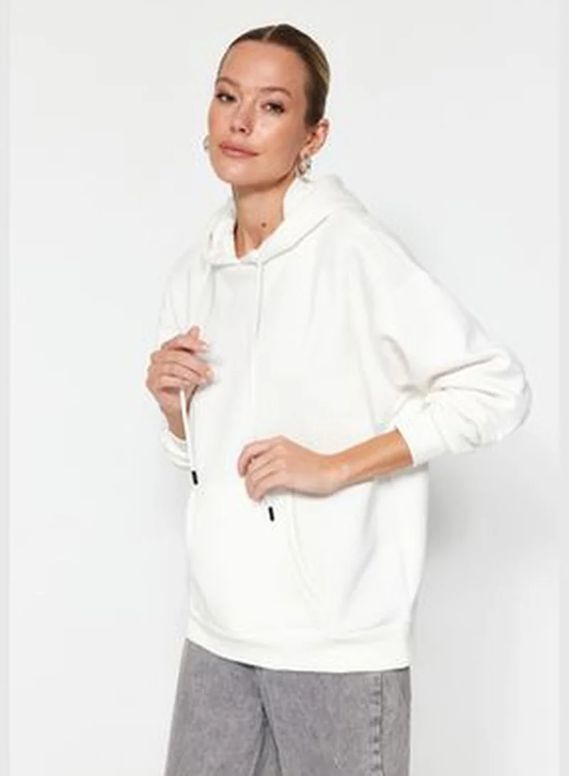 trendyol Thick Ecru, Fleece Inside Oversized/Wide Fit with a Hooded Basic Knitted Sweatshirt TWOAW24SW00103.