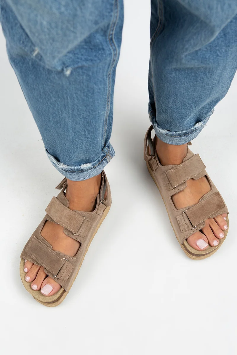 مانجيرو صندل مانيجيرو إميليا النسائي من الجلد الطبيعي مع شريط لاصق مزدوج من فرو المنك