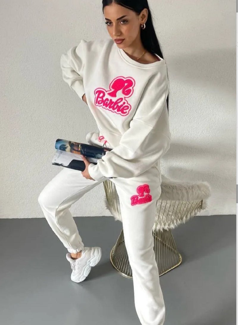 MANIKAN A Trendy two-piece sport set in soft beige with striking a relaxed-fit sweatshirt with a stylish  - Image 3
