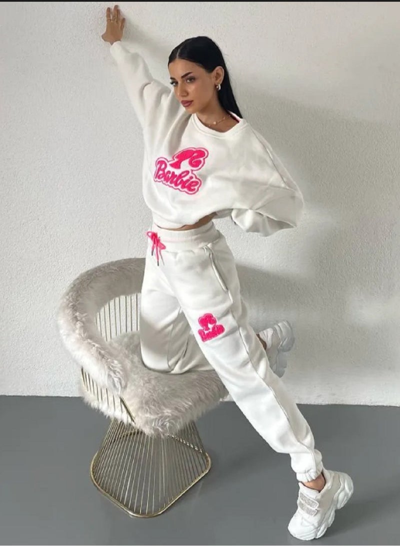 MANIKAN A Trendy two-piece sport set in soft beige with striking a relaxed-fit sweatshirt with a stylish  - Image 4
