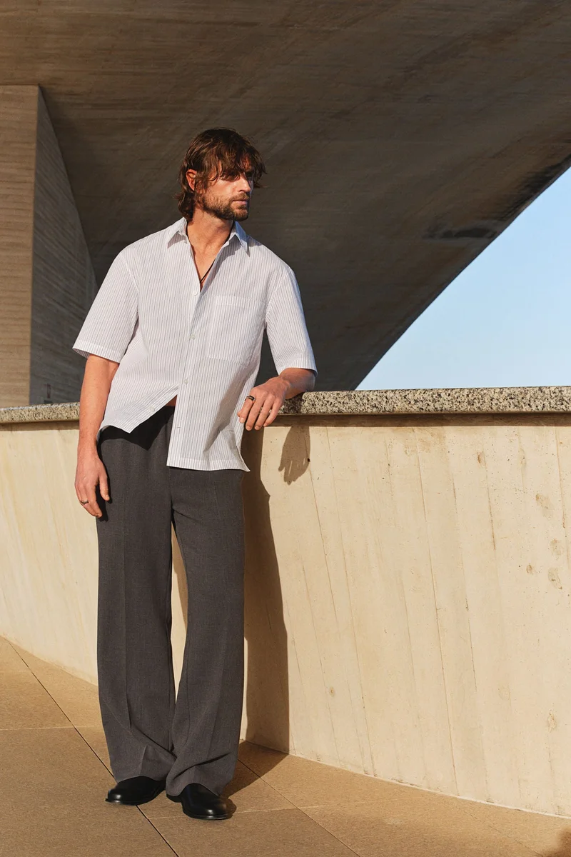 اتش اند ام قميص بأكمام قصيرة بقصّة عادية