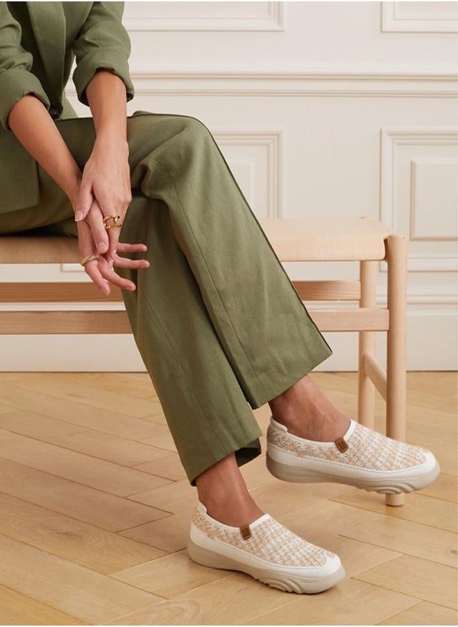 Ladies' sports shoes with mesh design, perfect for fitness running and casual wear. Lightweight, breathable, non-slip and ideal for gym wear. Comfortable and casual with built-in memory foam for tennis and jogging.