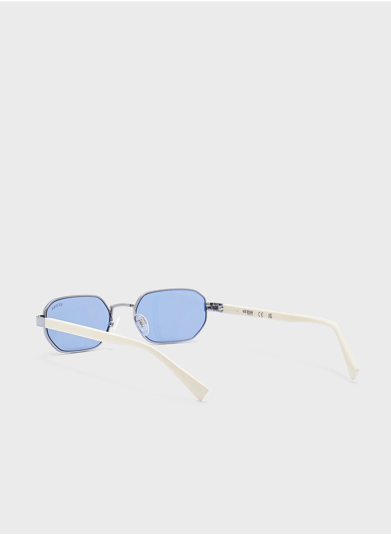 GUESS Gu0023132N53 Shape Sunglasses  - Image 2