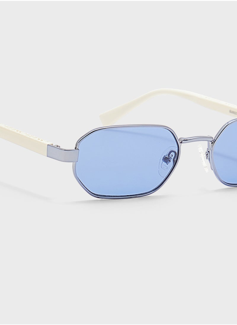 GUESS Gu0023132N53 Shape Sunglasses  - Image 3