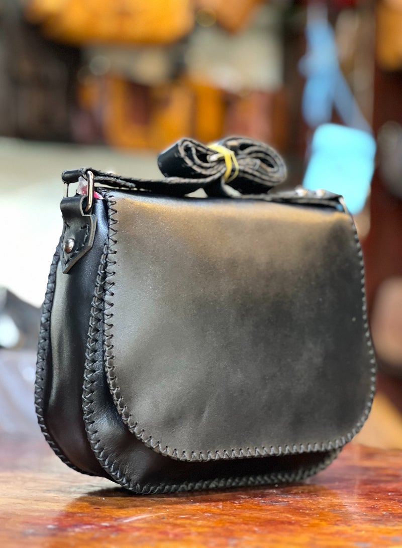 📌 شنطة كروس سادة جلد طبيعي – لمظهر كلاسيك وقوي 🖤 لون أسود أنيق يليق على كل الإطلالات 👜 مقاس 25×25 سم – كبير ومناسب لكل احتياجاتك 🔒 مزودة بـ يد + حزام كروس + 3 جيوب داخلية + بطانة قطيفة + قفل ماجنتك 💼 مصنوعة من جلد طبيعي 100% – خامة فاخرة وتقفيل يدوي بعناية ✔️ عملية – أنيقة – متينة ✔️ مناسبة للشغل، الجامعة، والخروجات اليومية ✔️ تصميم بسيط لكن يلفت الانتباه 💬 اطلبها دلوقتي م  Store 📦 التوصيل متاح لكل المحافظات - Image 1