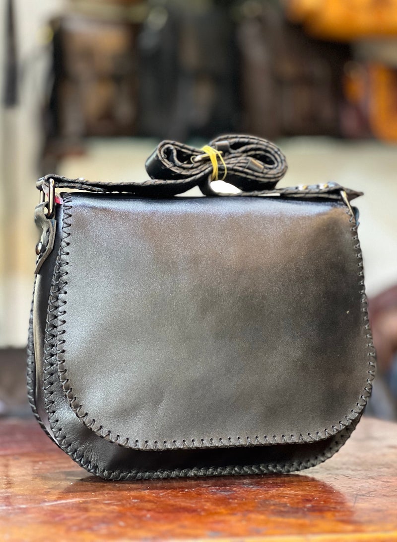 📌 شنطة كروس سادة جلد طبيعي – لمظهر كلاسيك وقوي 🖤 لون أسود أنيق يليق على كل الإطلالات 👜 مقاس 25×25 سم – كبير ومناسب لكل احتياجاتك 🔒 مزودة بـ يد + حزام كروس + 3 جيوب داخلية + بطانة قطيفة + قفل ماجنتك 💼 مصنوعة من جلد طبيعي 100% – خامة فاخرة وتقفيل يدوي بعناية ✔️ عملية – أنيقة – متينة ✔️ مناسبة للشغل، الجامعة، والخروجات اليومية ✔️ تصميم بسيط لكن يلفت الانتباه 💬 اطلبها دلوقتي م  Store 📦 التوصيل متاح لكل المحافظات - Image 2