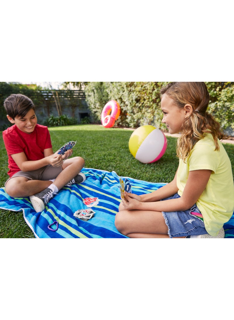 Mattel Games UNO H20 للذهاب، لعبة بطاقات مقاومة للماء، لأخذها إلى الشاطئ وإجازات الثلج، بطاقات متينة إضافية 108، للأعمار 7+، P1703 - Image 2