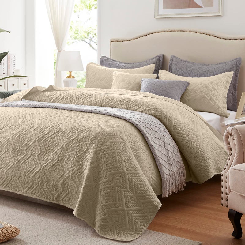 LEAONME Quilt Set King Size 3 Pieces Lightweight Beige Bedspread98x106 Soft Microfiber Summer QuiltCoverlet Luxurious Warm Bedding Sets for All Seasons Includes 1 Quilt 2 Shams