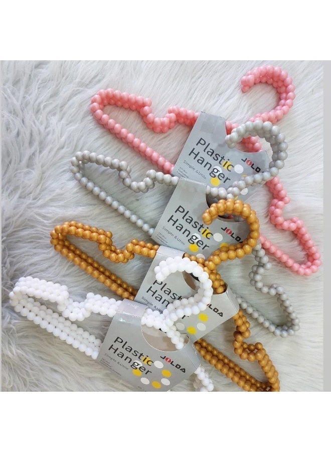 جيلدا مجموعة 3 قطع شماعات بلاستيكية متينة بتصميم خرز فاخر ومضاد للانزلاق | حل مثالي لتنظيم دولابك بشكل أنيق وفعال وحماية ملابسك من التجعد | لا غنى عنها لكل خزانة عصرية - متعددة الألوان - (الون يحدد عشوائيا) - Image 1