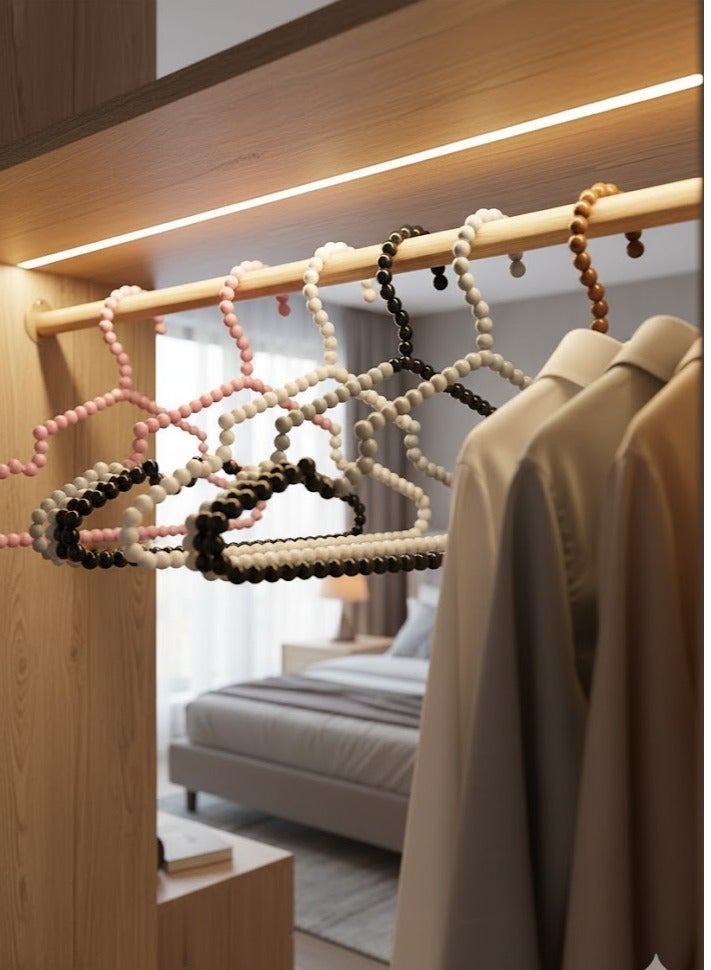 جيلدا مجموعة 3 قطع شماعات بلاستيكية متينة بتصميم خرز فاخر ومضاد للانزلاق | حل مثالي لتنظيم دولابك بشكل أنيق وفعال وحماية ملابسك من التجعد | لا غنى عنها لكل خزانة عصرية - متعددة الألوان - (الون يحدد عشوائيا) - Image 2