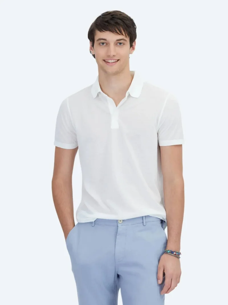 كيب تيشيرت أبيض بنقوش بياقة بولو