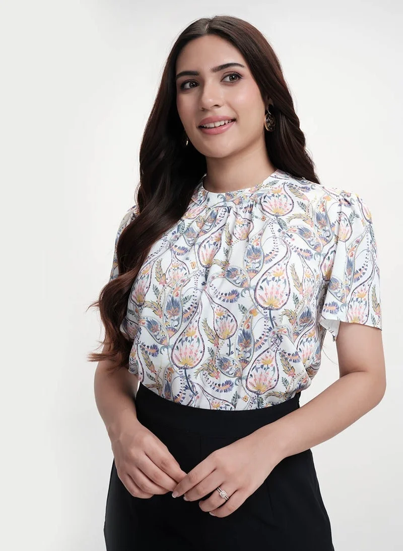 زجزاج توب شيفون أبيض مطبوع بتفاصيل عند الرقبة مع شريط