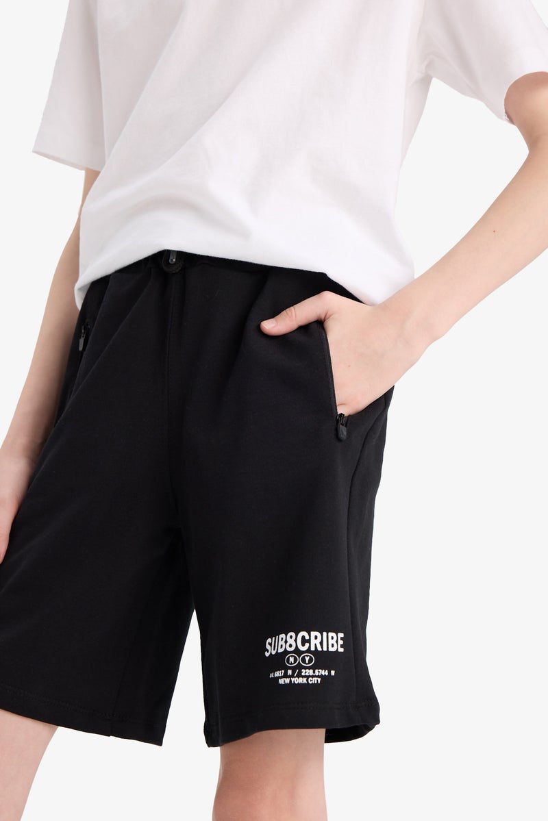 ديفاكتو شورت أسود اولادي بطبعة شعار قماش خفيف قصة عادية - Image 5