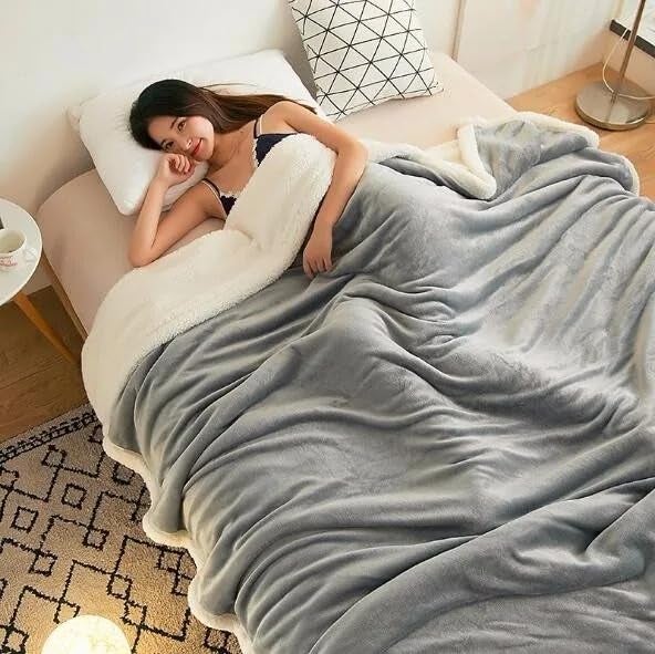 Goyal's Ultra Soft Flannel Sherpa Blanket for AC Room, Mild & Heavy Winter Use | Single Bed Reversible Plush 500GSM Blanket 55 x 90 Inches | Thick Warm Cozy Dual Layer Microfibre Throw - Silver Grey - Image 4