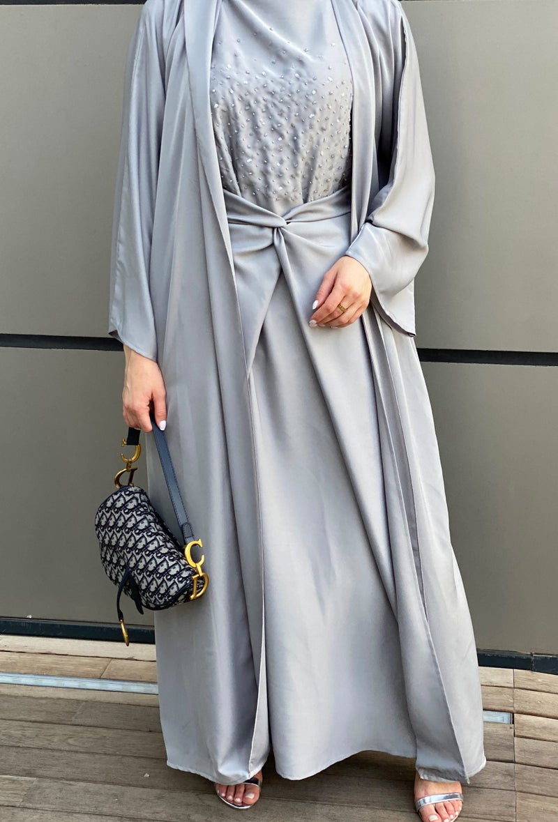 Moistreet Embroidered Belted Flared Sleeve Abaya Set - Image 4