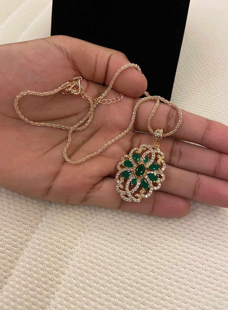 نونز أب سلسال نسائي لامع باللون الذهبي الوردي بتعليقة مرصعة بالزمرد الطبيعي والزركون ومطلية بالذهب عيار 18 مقاس ١٤٥ سم - Image 3