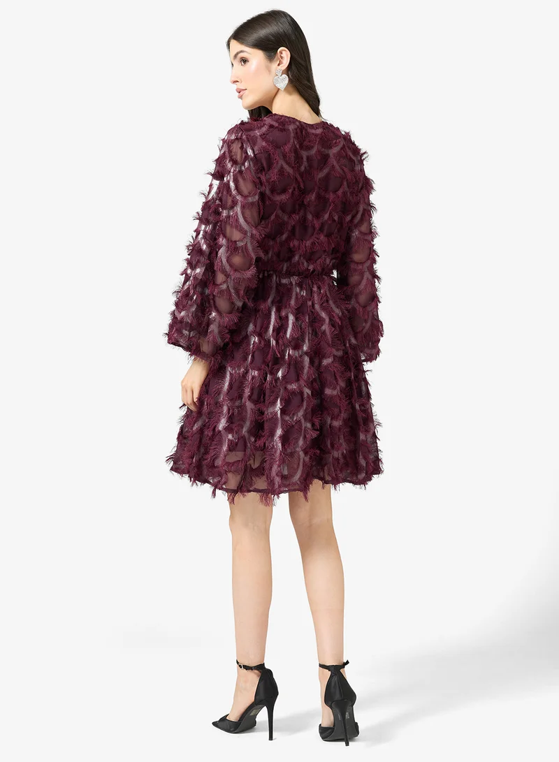 ياس فستان قصير بياقة على شكل حرف  مزين بالريش