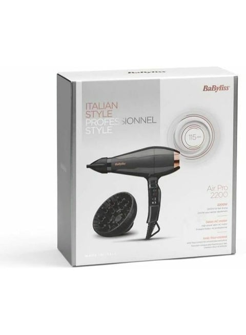 مجفف الشعر الاحترافي BaByliss Italian Air Pro بقوة 2200 واط ومحرك تيار متردد (AC)، مزود بتقنية الأيونات ومصمم بجودة صالونات التجميل (صُنع في إيطاليا)، يتميز بإعدادين للسرعة والحرارة، ويأتي مع ملحقات موزع الهواء (Diffuser) ومكثف الهواء (Concentrator)، باللون الأسود والرمادي - 6719DE